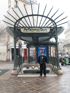 01-L'HOMME-ARRIVE-A-PARIS